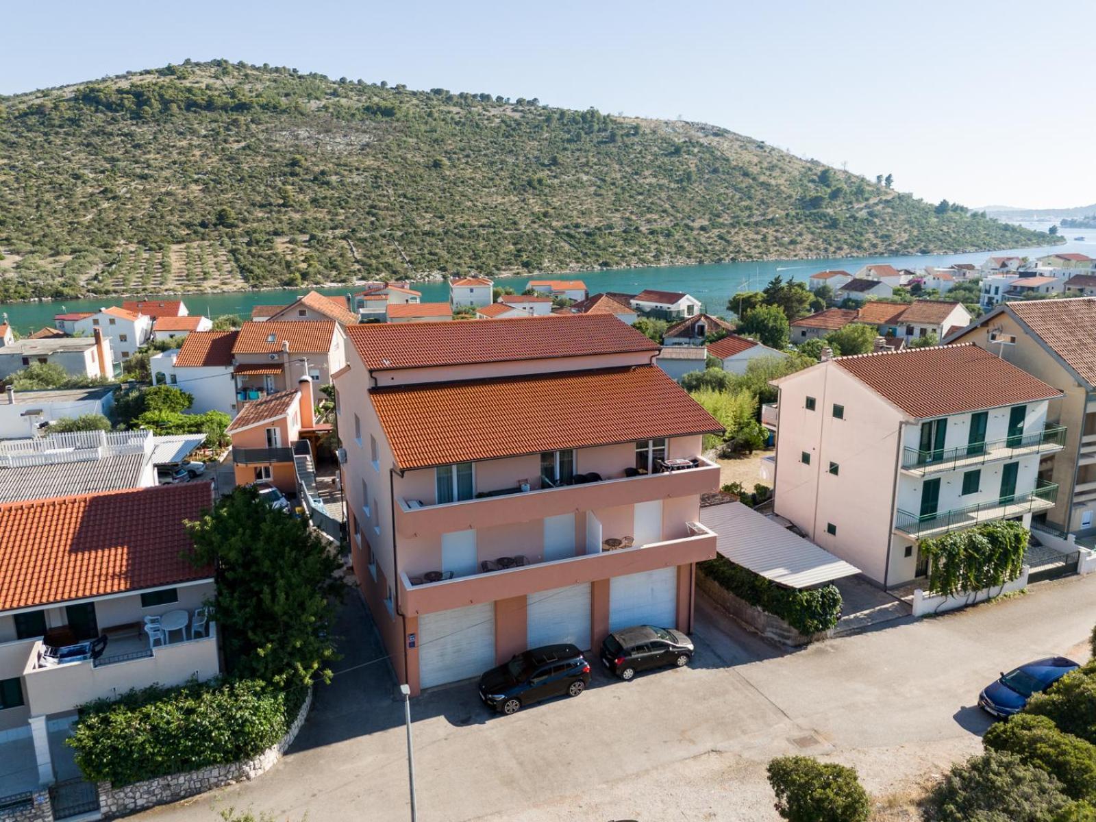 Apartments Villa Monique Рогозниця Екстер'єр фото