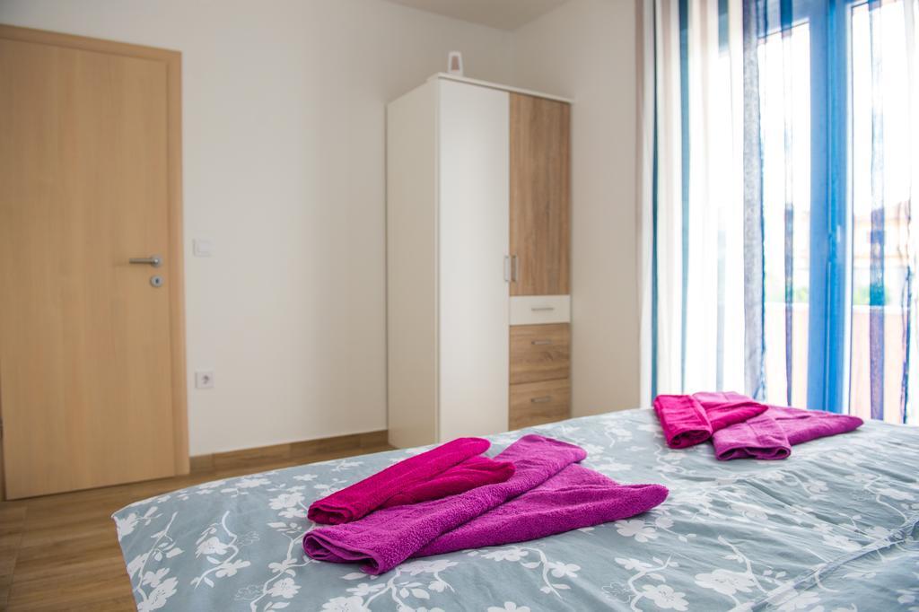 Apartments Villa Monique Рогозниця Екстер'єр фото