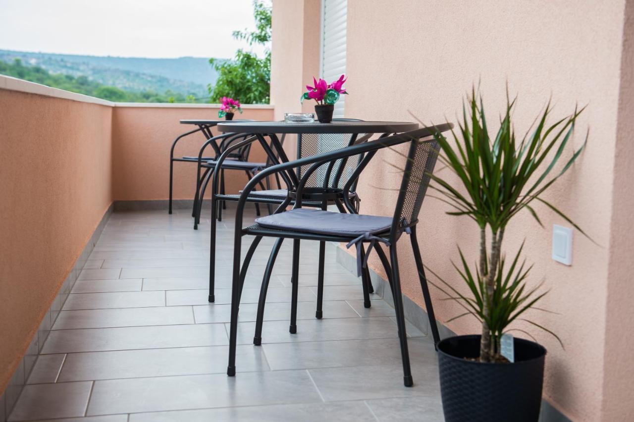 Apartments Villa Monique Рогозниця Екстер'єр фото